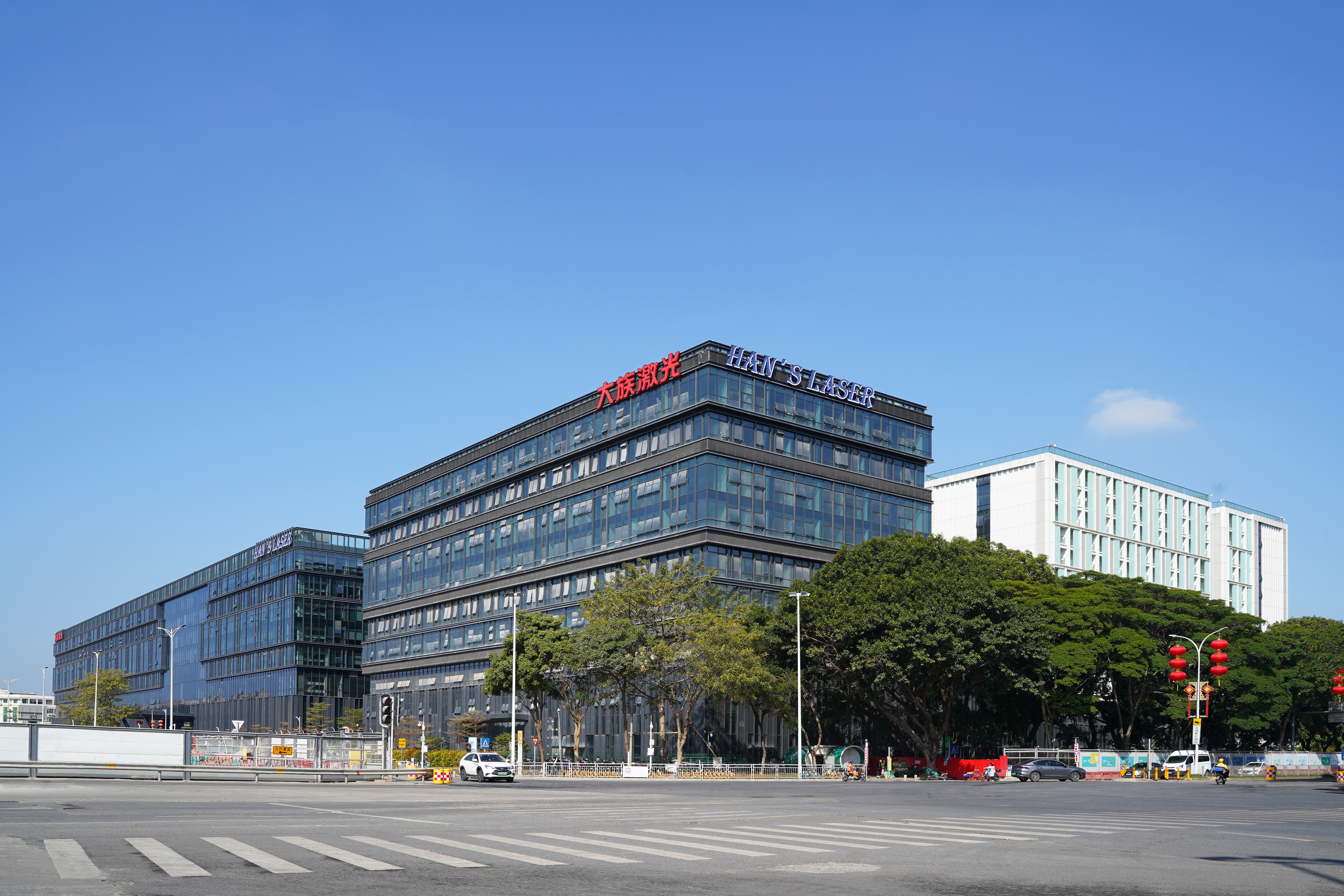 大族激光與四川泰川新能源有限公司簽訂光伏設備訂購合約暨光伏產(chǎn)業(yè)研究院授牌儀式 